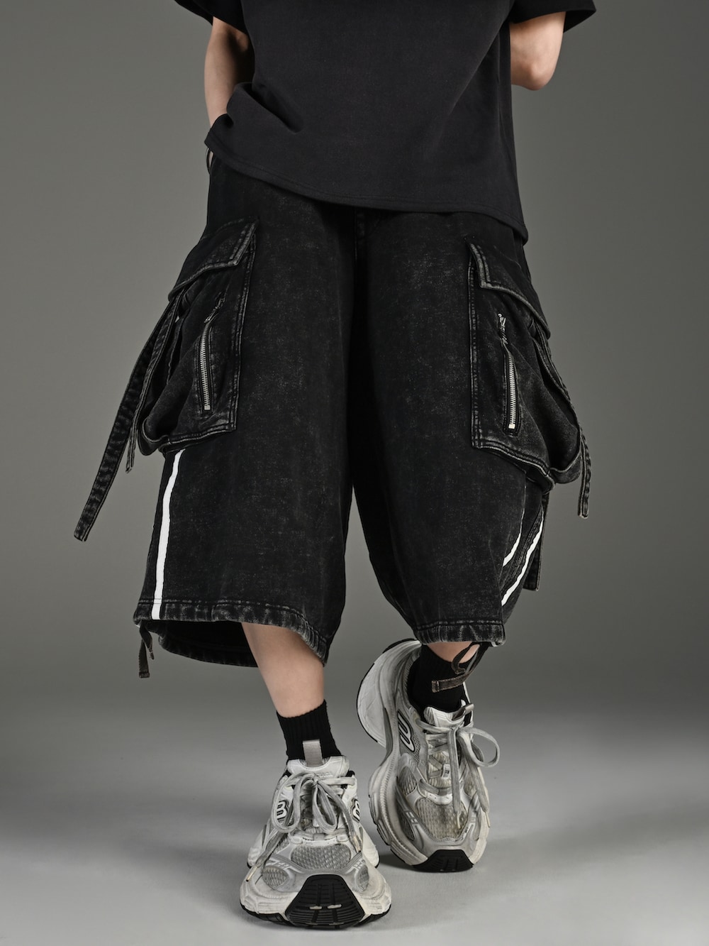 ブラック系のスニーカー、ブラック系のショルダーバッグ、ブラック系のTシャツ/カットソーを着用したメンズの春コーディネートの3枚目の写真