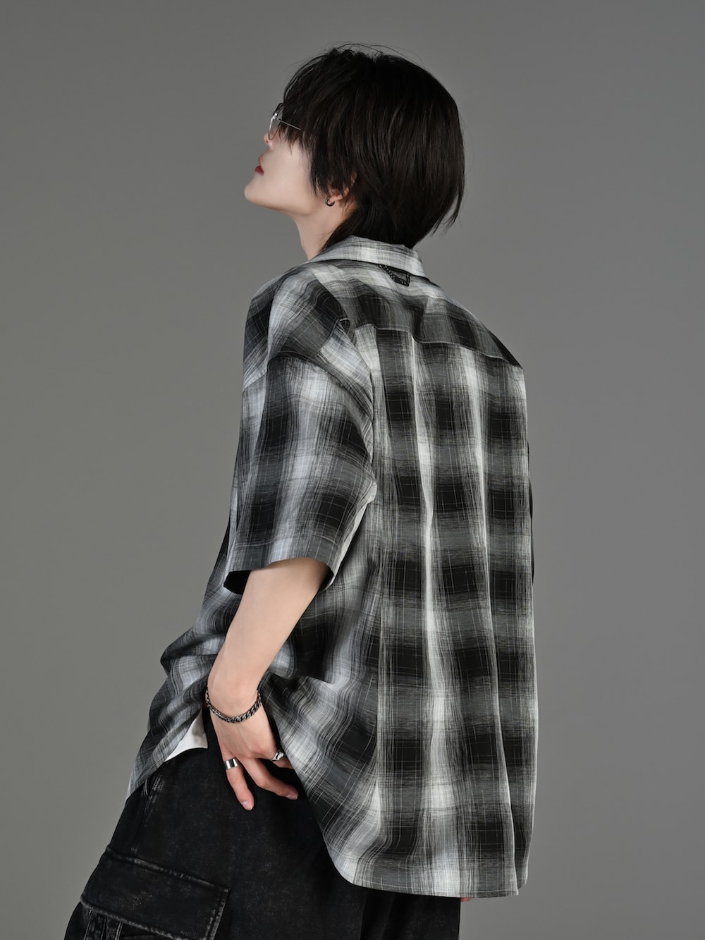 グレー系のタンクトップ、ブラック系のその他パンツ、ホワイト系のスニーカーを着用したメンズの春コーディネートの5枚目の写真