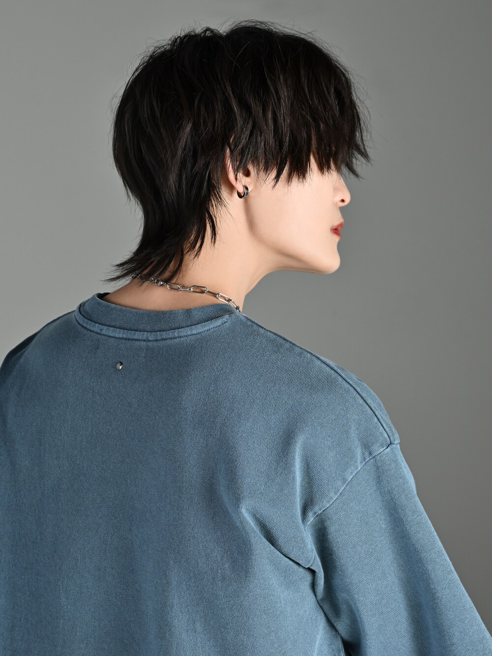 ホワイト系のカーゴパンツ、ブラック系のショルダーバッグ、ブルー系のTシャツ/カットソーを着用したメンズの夏コーディネートの3枚目の写真