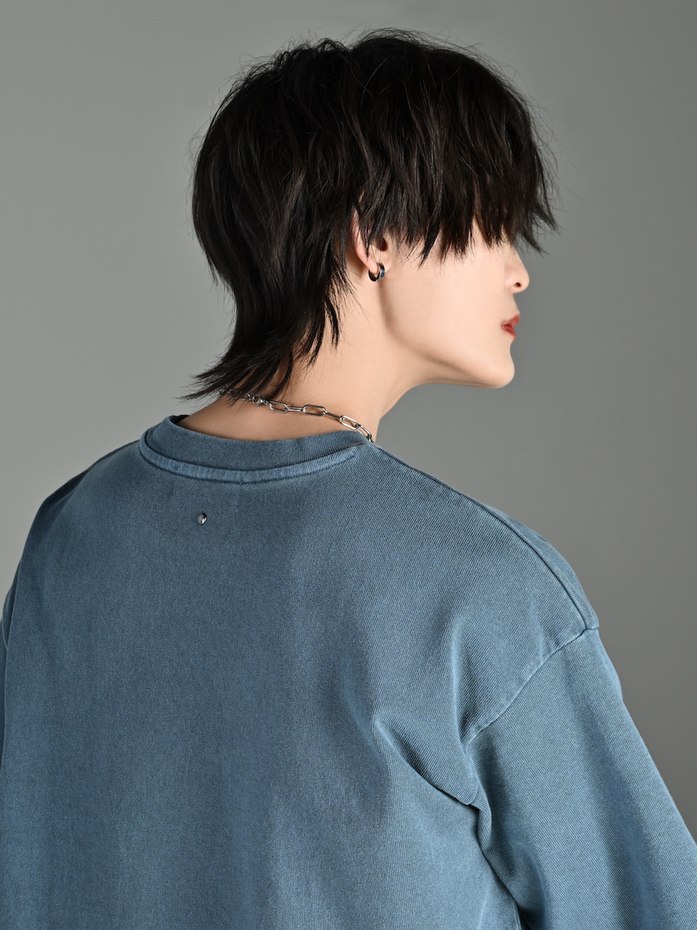 ブルー系のTシャツ/カットソー、ホワイト系のカーゴパンツ、ブラック系のショルダーバッグを着用したメンズの夏コーディネートの3枚目の写真