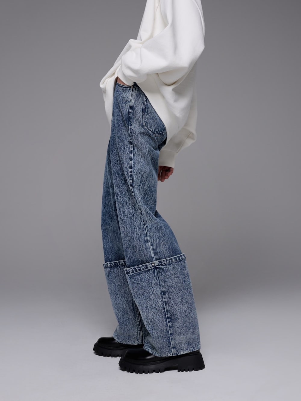 ブラック系のデニムパンツ、グレー系のブルゾン、グレー系のスウェットを着用したメンズの冬コーディネートの3枚目の写真