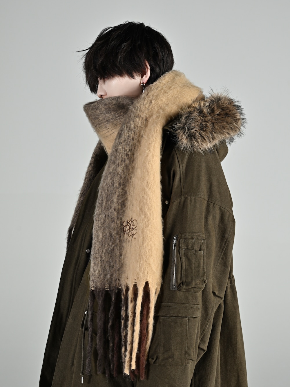 ブラック系のその他アウター、ブラック系のニット/セーター、その他のおもちゃを着用したメンズの秋コーディネートの4枚目の写真