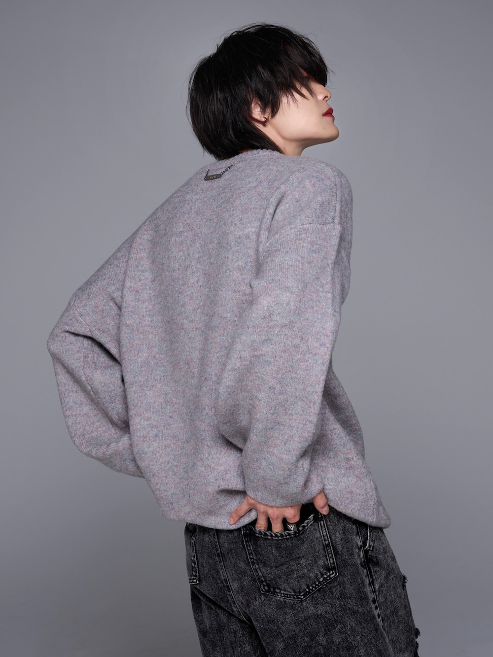 ブラック系のデニムパンツ、ブラック系のスニーカー、ブラック系のデニムパンツを着用したメンズの秋コーディネートの5枚目の写真