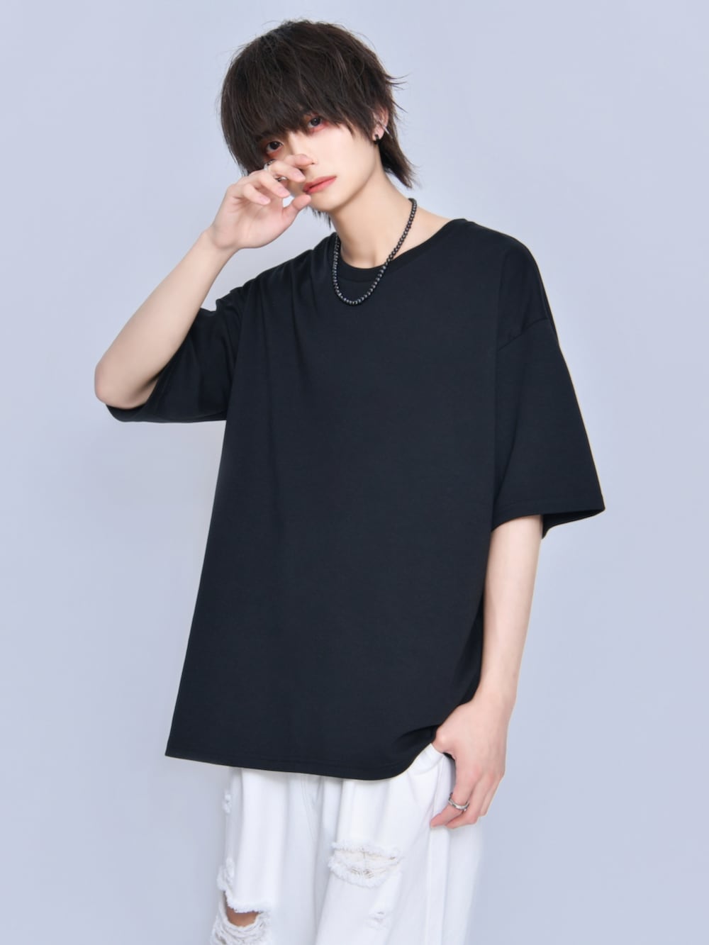 ホワイト系のデニムパンツ、ブラック系のサンダル、ブラック系のTシャツ/カットソーを着用したメンズの春コーディネートの2枚目の写真