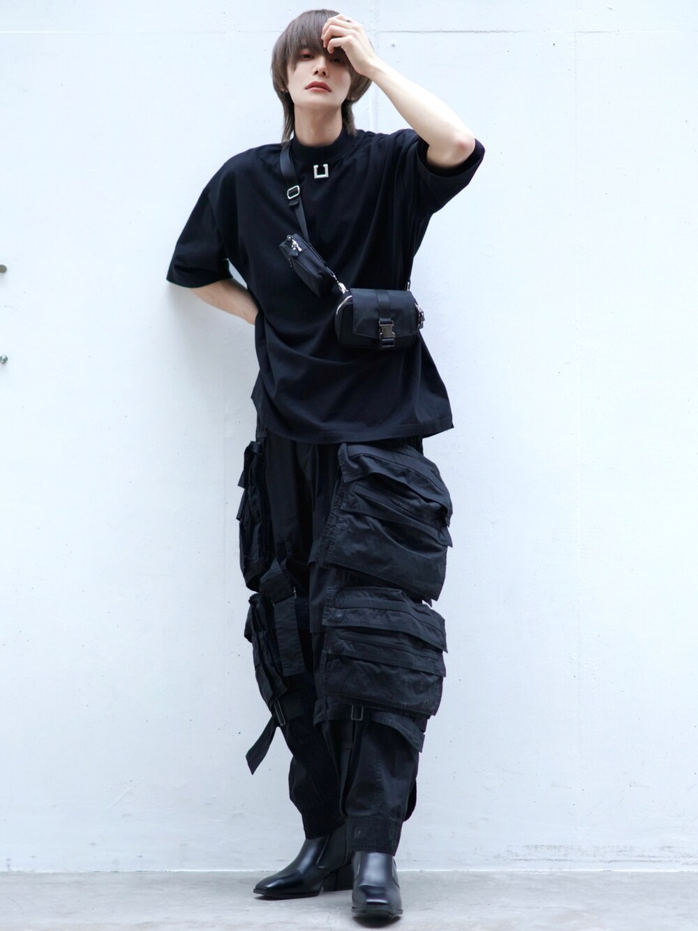 ブラック系のジャケット/アウター、ブラック系のカーゴパンツ、ブラック系のブーツを着用したメンズの春コーディネートの3枚目の写真