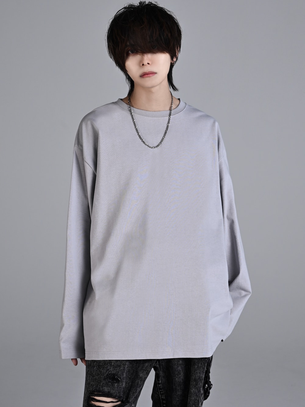 ブラック系のデニムパンツ、ブラック系のスニーカー、ブラック系のショルダーバッグを着用したメンズの秋コーディネートの4枚目の写真