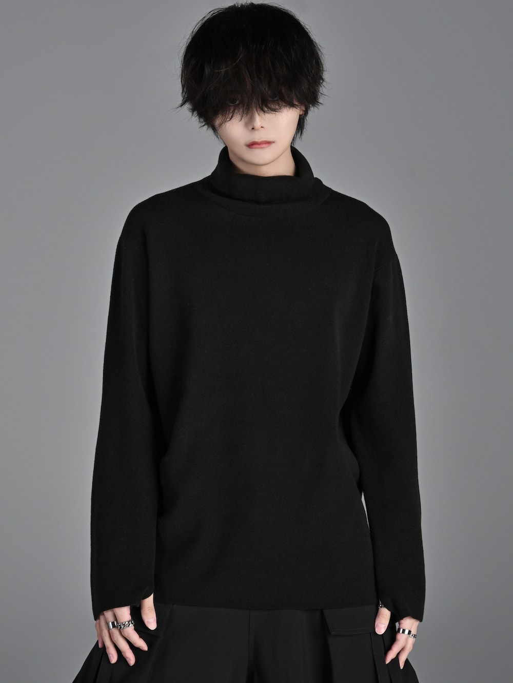 ブラック系のボディバッグ/ウエストポーチ、ブラック系のブーツ、ブラック系のパンツを着用したメンズの冬コーディネートの4枚目の写真