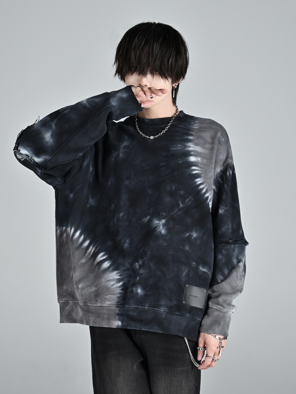 ブラック系のデニムパンツ、ブラック系のショルダーバッグ、ブラック系のローファーを着用したメンズの秋コーディネートの2枚目の写真