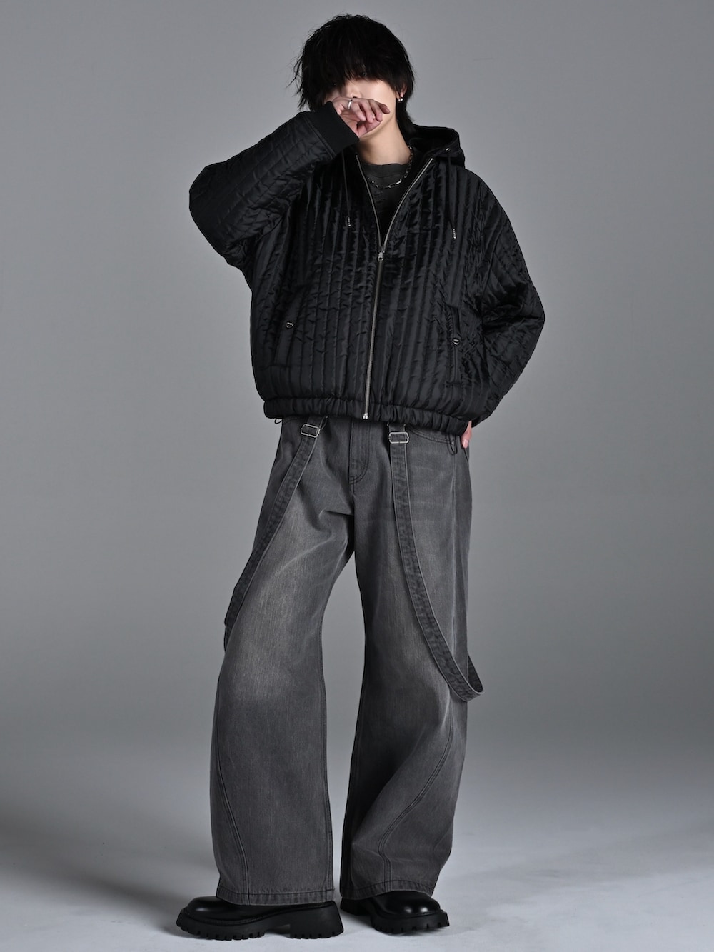 ブラック系のブーツ、ブラック系のブルゾン、グレー系のデニムパンツを着用したメンズの冬コーディネートの3枚目の写真