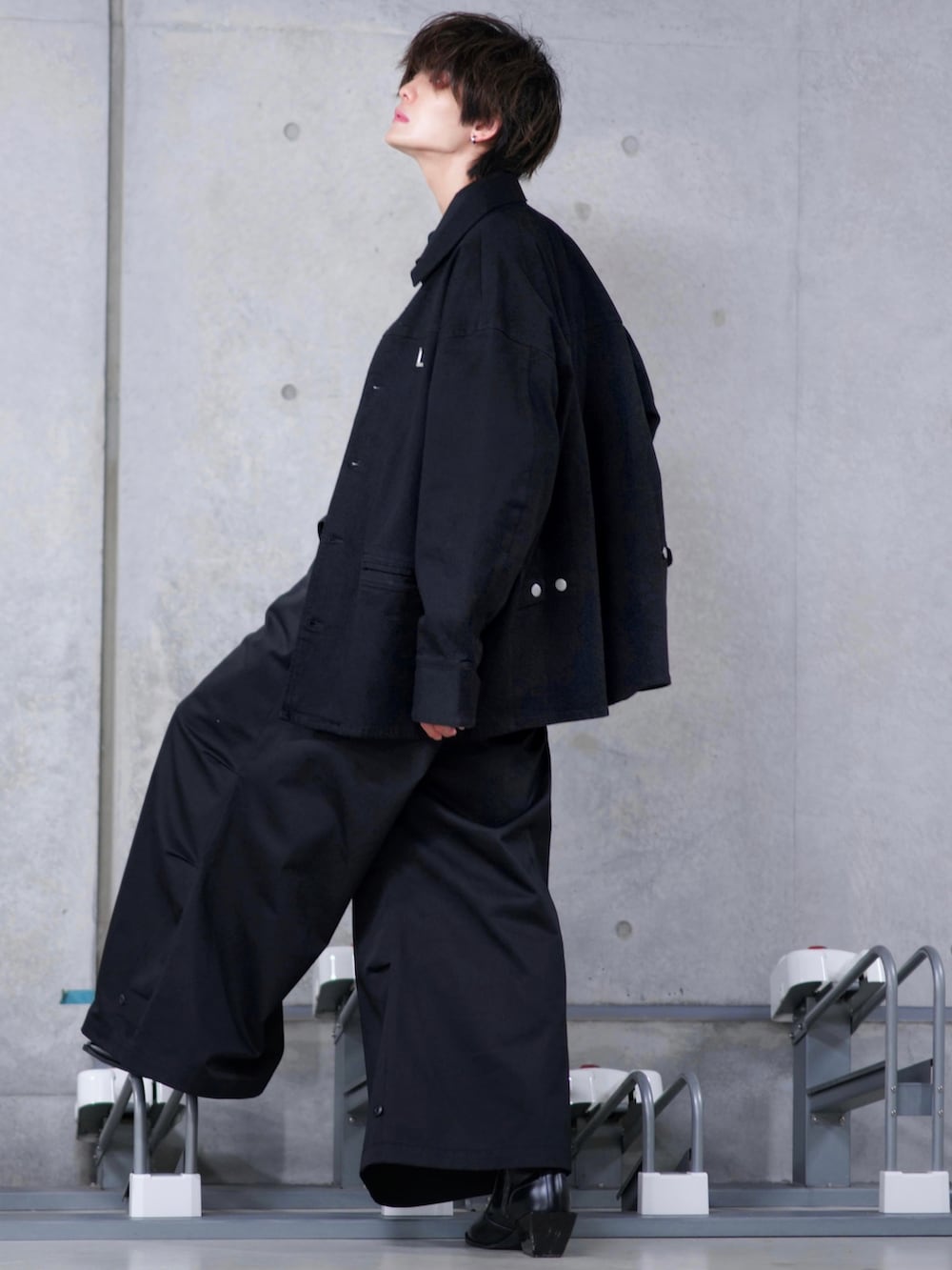 「秋ルック紹介するよ、休日コーデ、ゆるコーデ、秋のコーデ、秋、ハカマパンツ、ワイドパンツ、カーコート、シャツスタイル、ブーツ、ヒールブーツ、adrer、ブラックコーデ、オールブラック、デニムジャケット」｜「ADRERのSpecial gimmick shirt/スペシャルギミックシャツ（シャツ/ブラウス、ブラック系）」を使った、犬飼京 inukai keiさん（メンズ・183cm）の秋コーディネートの3枚目の写真