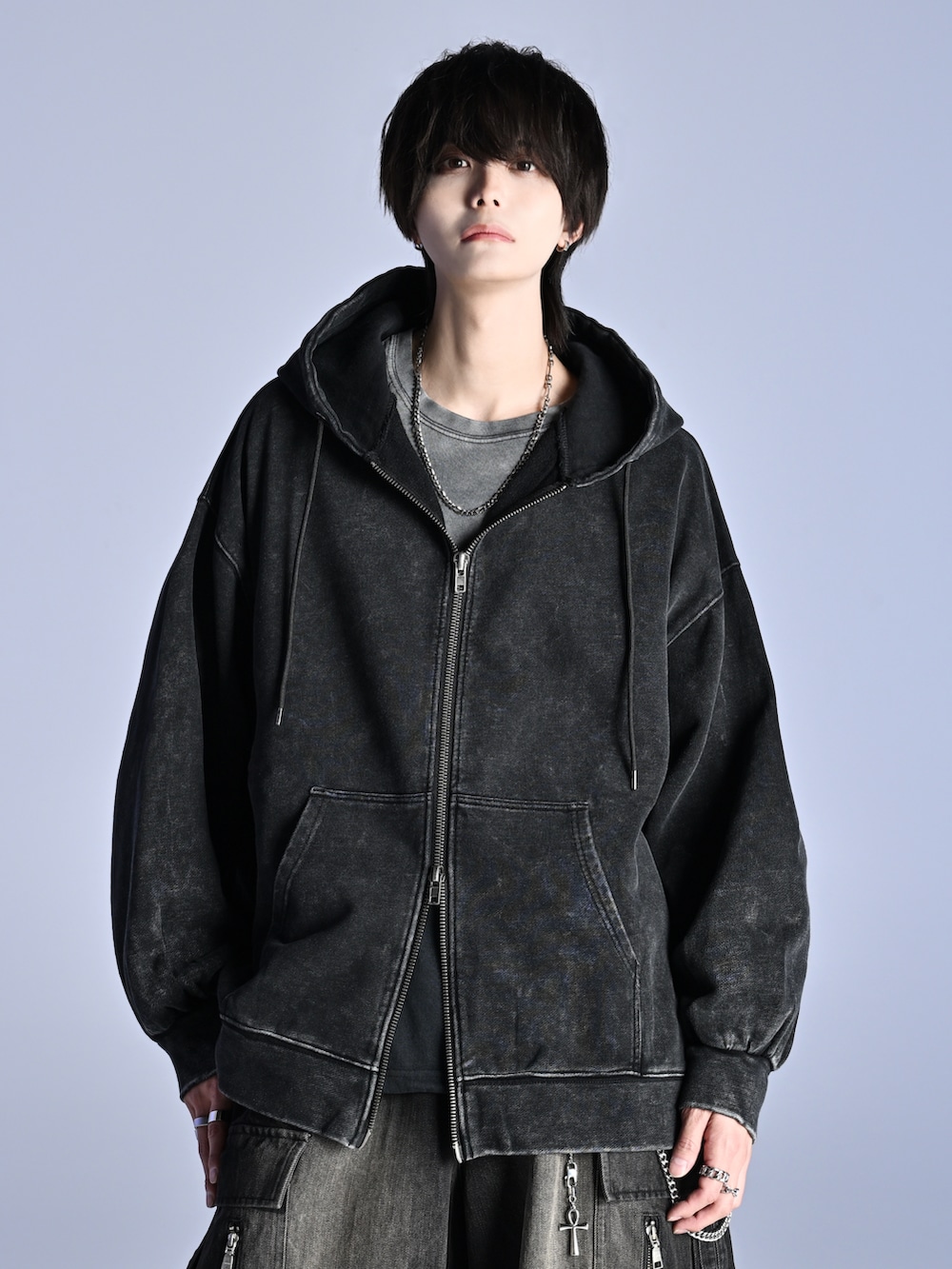 ブラック系のパーカー、ブラック系のその他パンツ、ブラック系のバッグを着用したメンズの秋コーディネートの3枚目の写真