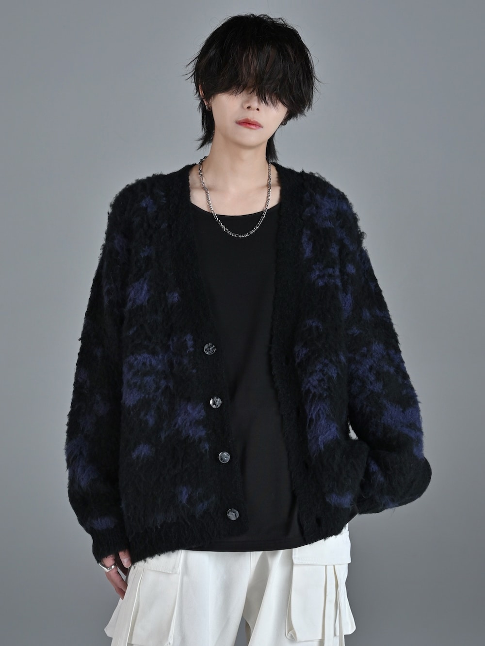 ブラック系のタンクトップ、ホワイト系のスニーカー、ブルー系のカーディガン/ボレロを着用したメンズの秋コーディネートの4枚目の写真