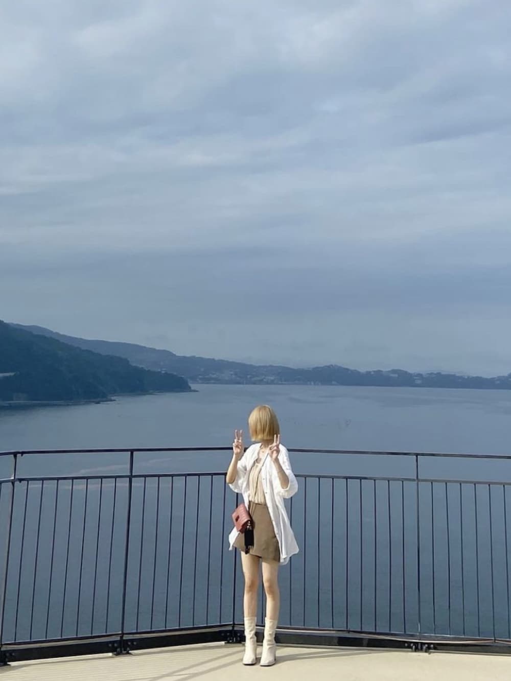 ホワイト系のシャツ/ブラウス、ブラウン系のタンクトップ、ピンク系のショルダーバッグを着用したレディースの秋コーディネートの2枚目の写真
