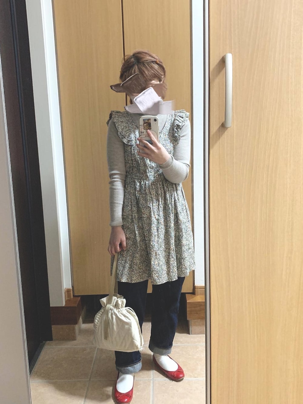 「デニム、タートルニット、リバーシブル、ユニクロ、バレエシューズ、赤い靴、Kastane、flower、花柄ワンピース、低身長、ショートヘア、ピンクヘアー、148cm、リバーシブルブルゾン、ちびクリップ」｜「KastaneのリバーシブルBIGボアブルゾン（その他アウター、グリーン系）」を使った、さやぴさん（レディース・148cm）の冬コーディネートの2枚目の写真