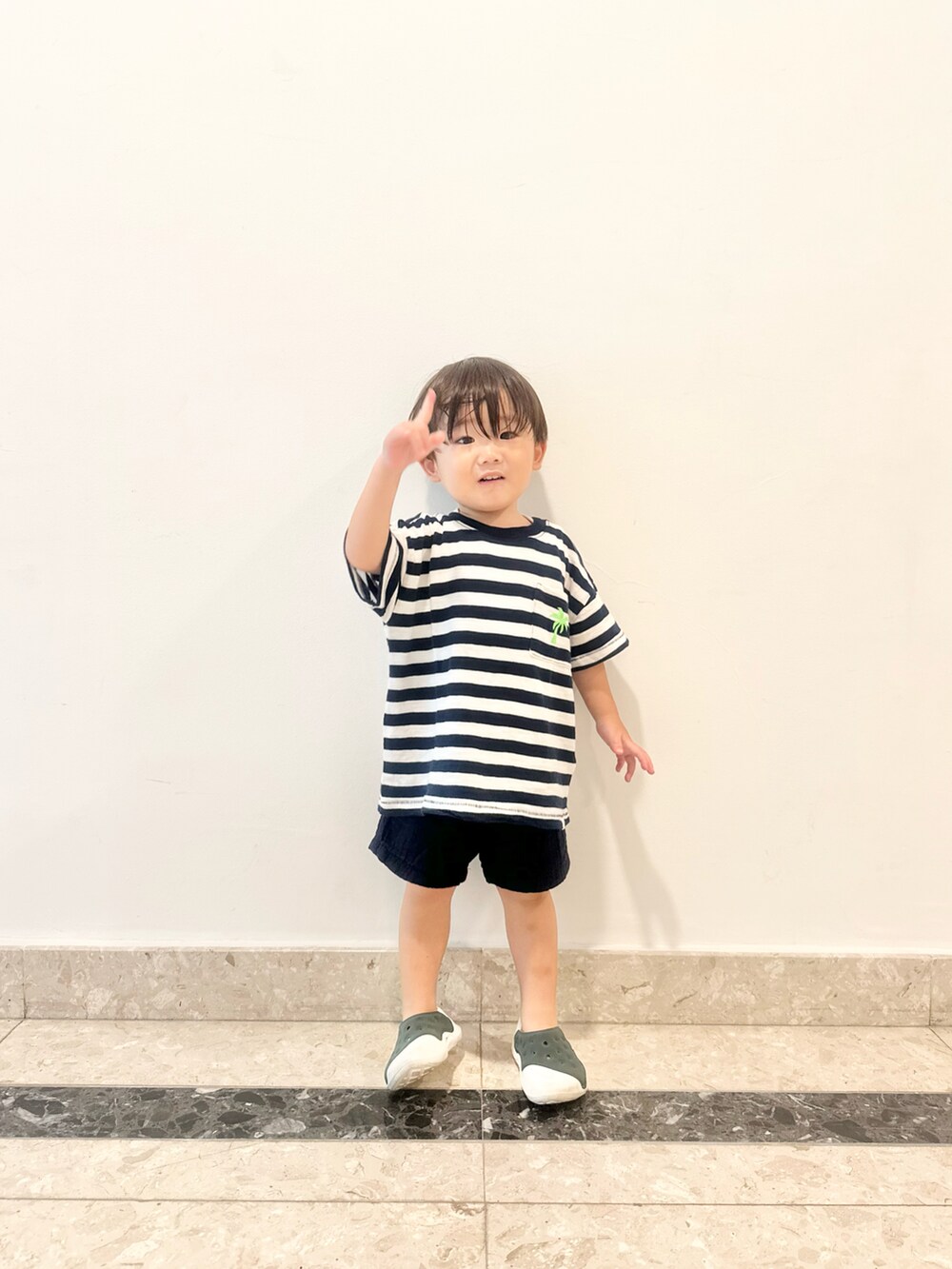 「最近のいい感じコーデ、サンダル、キッズファッション、キッズコーデ、夏コーデ、シンプルコーデ、男の子、モノトーン、ボーダー、GAP、GAPbaby、gap kids、2歳」｜「NIKEの《NIKE》ｿﾙ ｻﾝﾀﾞﾙ PS（サンダル、ブラック系）」を使った、Tigerさん（キッズ・80cm）の春コーディネートの2枚目の写真