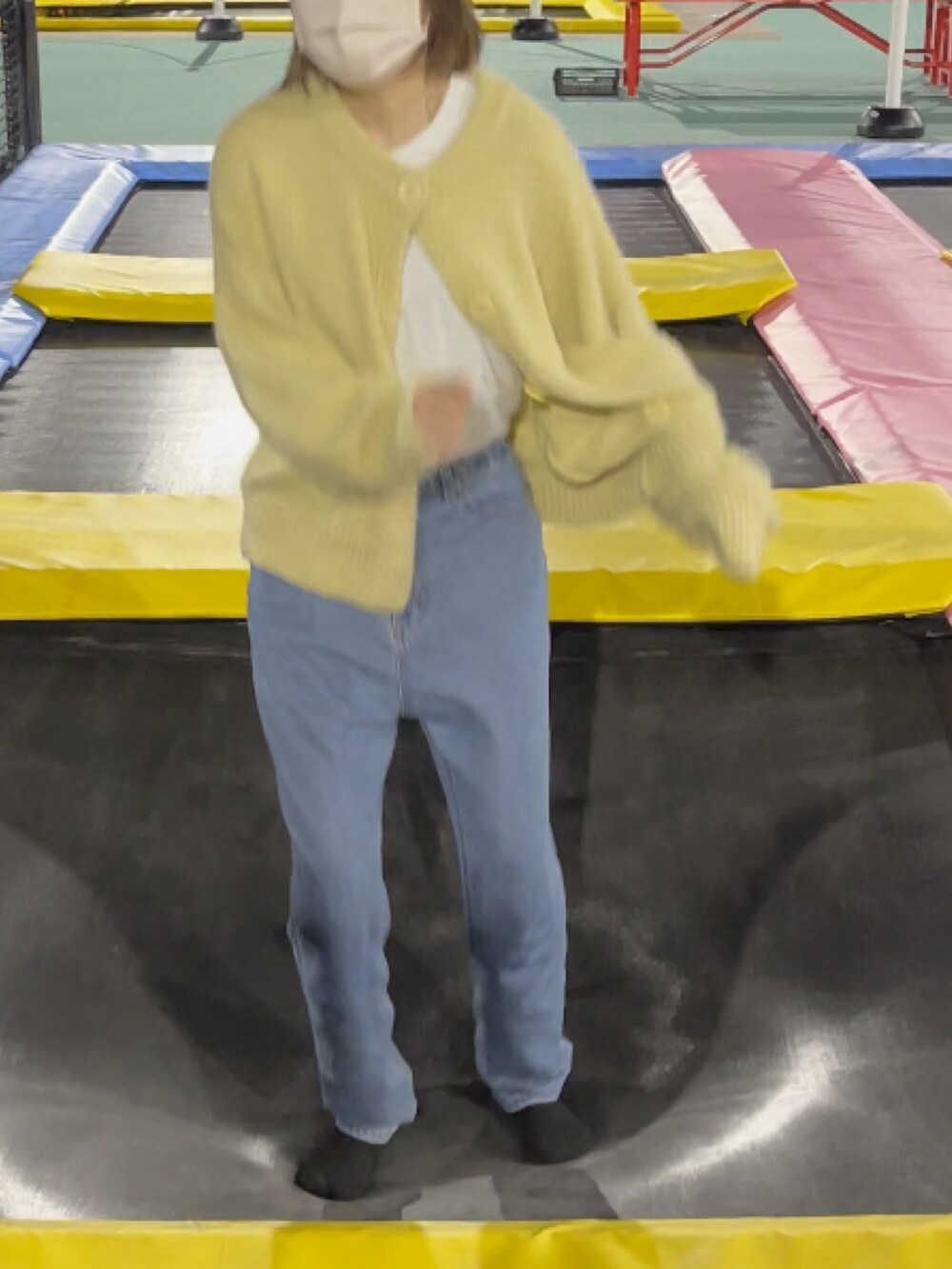 「feepurのデニム＆ツイルマムパンツ（デニムパンツ、ブルー系）」を使った、れおさん（レディース・153cm）の秋コーディネートの2枚目の写真