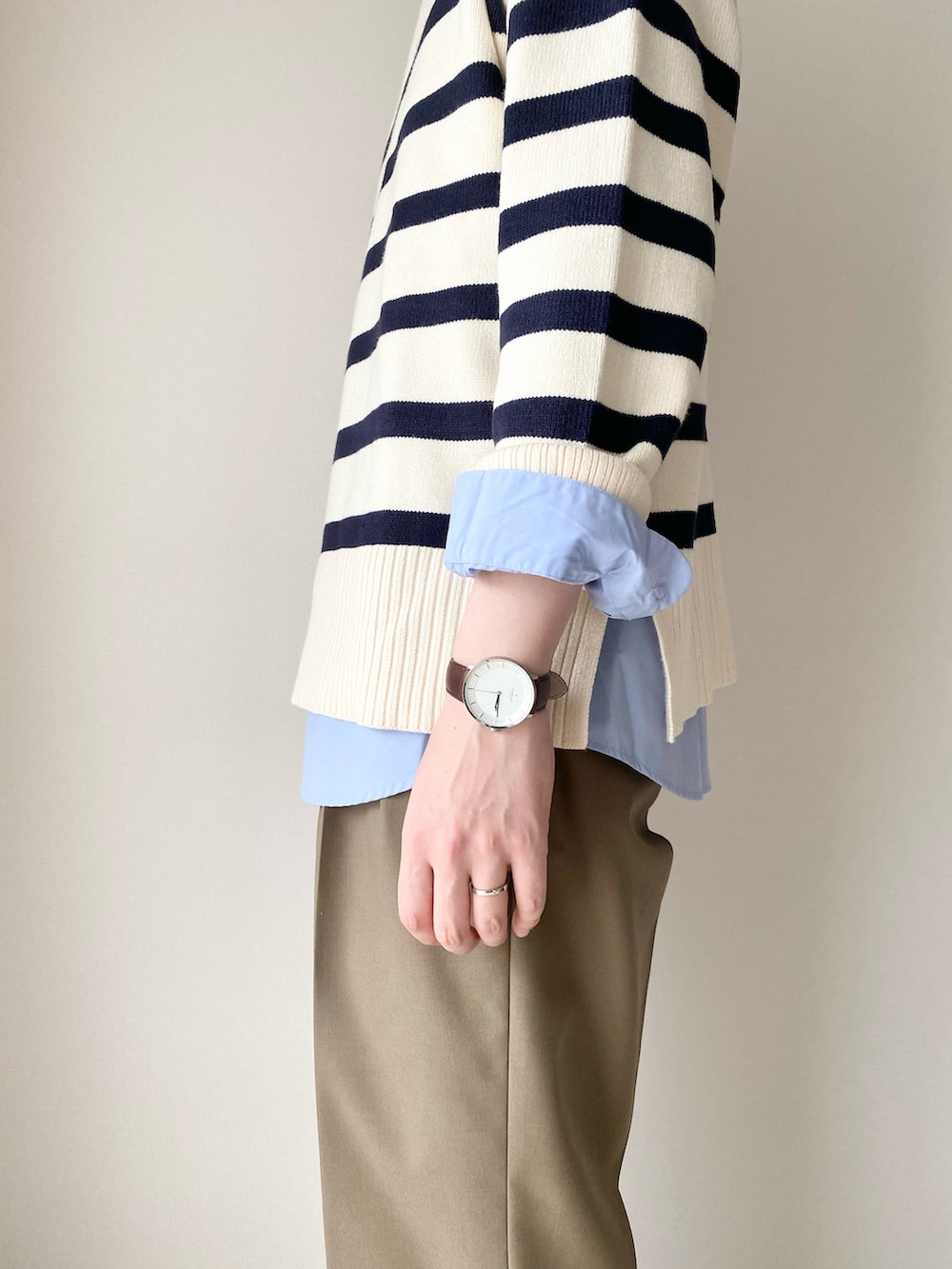 ホワイト系のニット/セーター、ブルー系のシャツ/ブラウス、ブラウン系のその他パンツを着用したメンズの春コーディネートの3枚目の写真