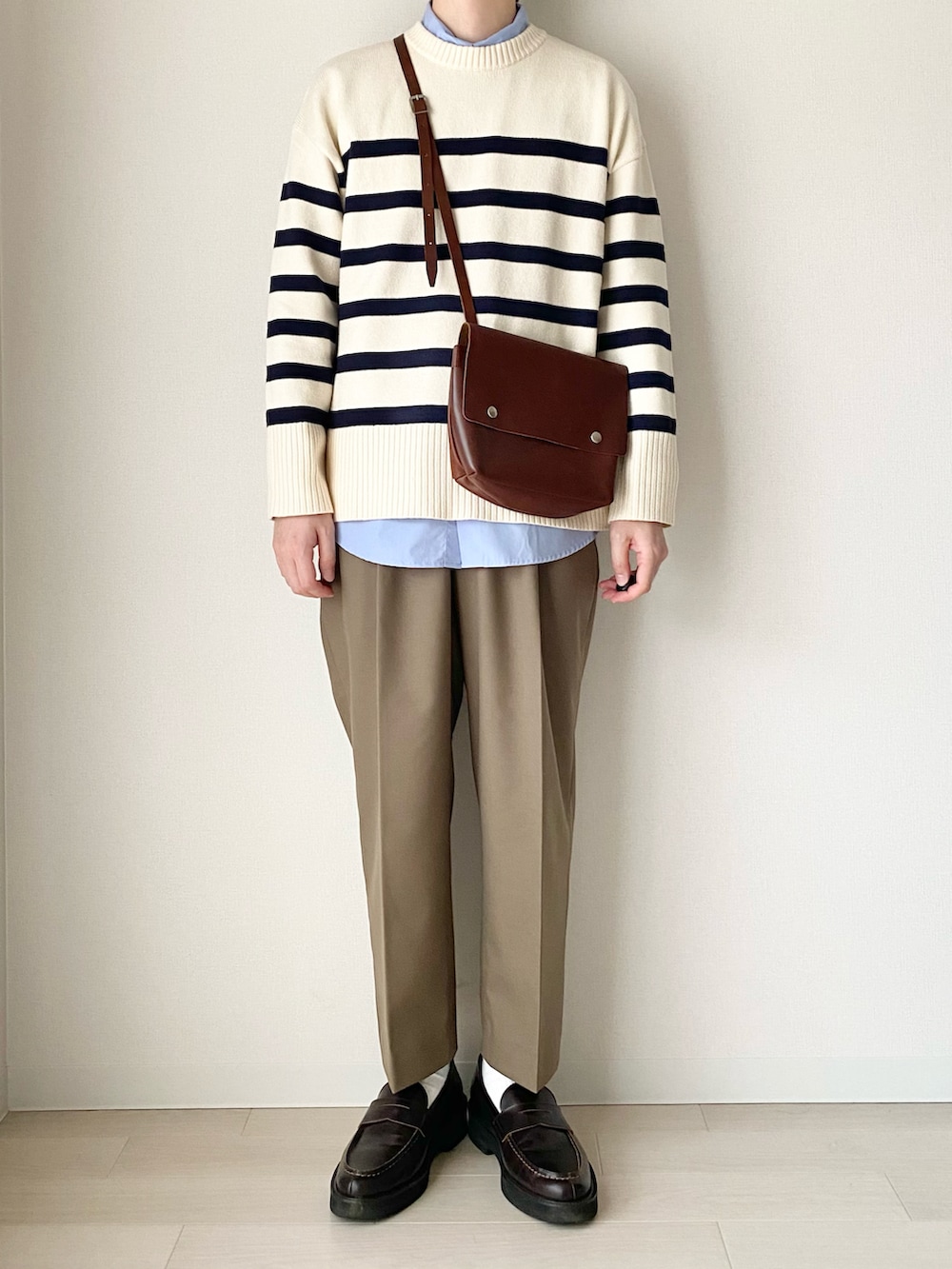 ホワイト系のニット/セーター、ブルー系のシャツ/ブラウス、ブラウン系のその他パンツを着用したメンズの春コーディネートの5枚目の写真