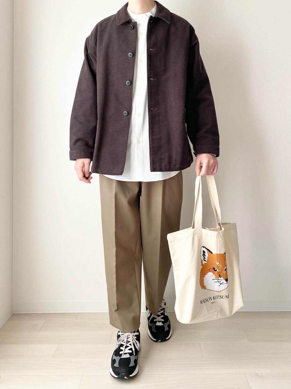 ブラウン系のカバーオール、ホワイト系のシャツ/ブラウス、ブラウン系のその他パンツを着用したメンズの冬コーディネートの2枚目の写真