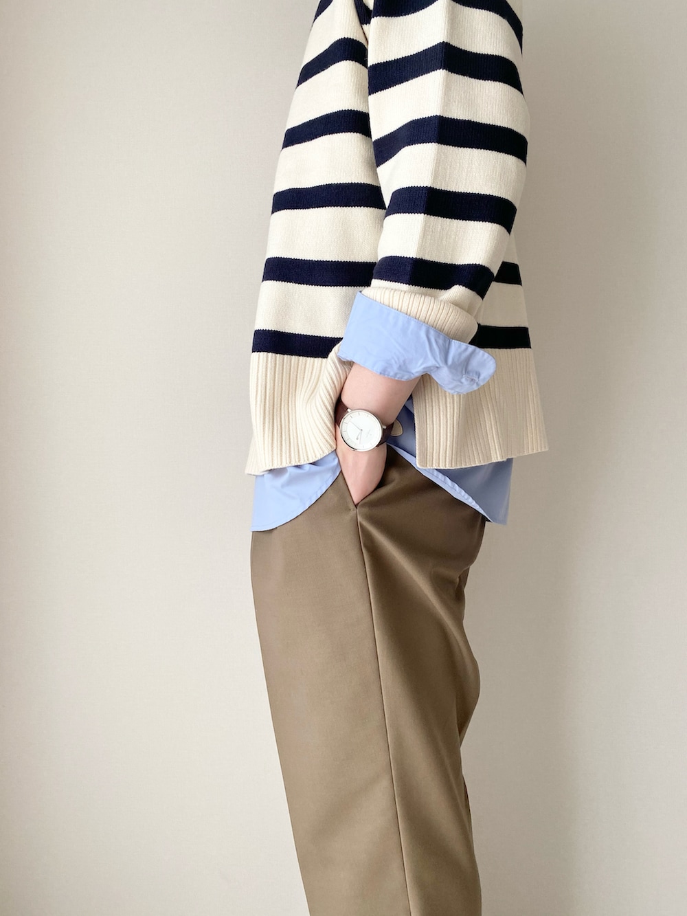 ホワイト系のニット/セーター、ブルー系のシャツ/ブラウス、ブラウン系のその他パンツを着用したメンズの春コーディネートの2枚目の写真