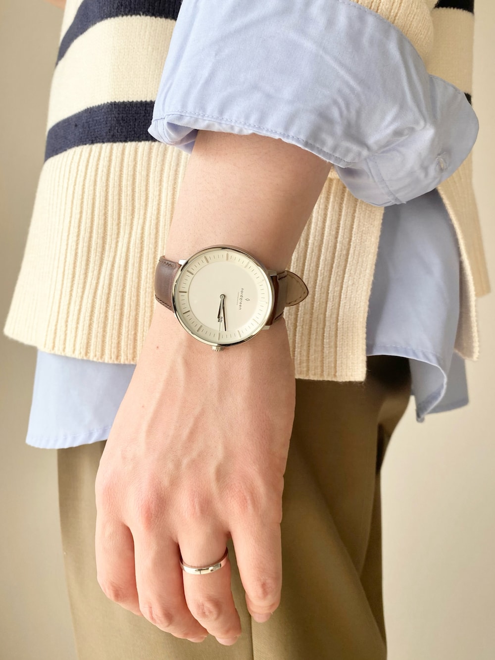 ホワイト系のニット/セーター、ブルー系のシャツ/ブラウス、ブラウン系のその他パンツを着用したメンズの春コーディネートの4枚目の写真