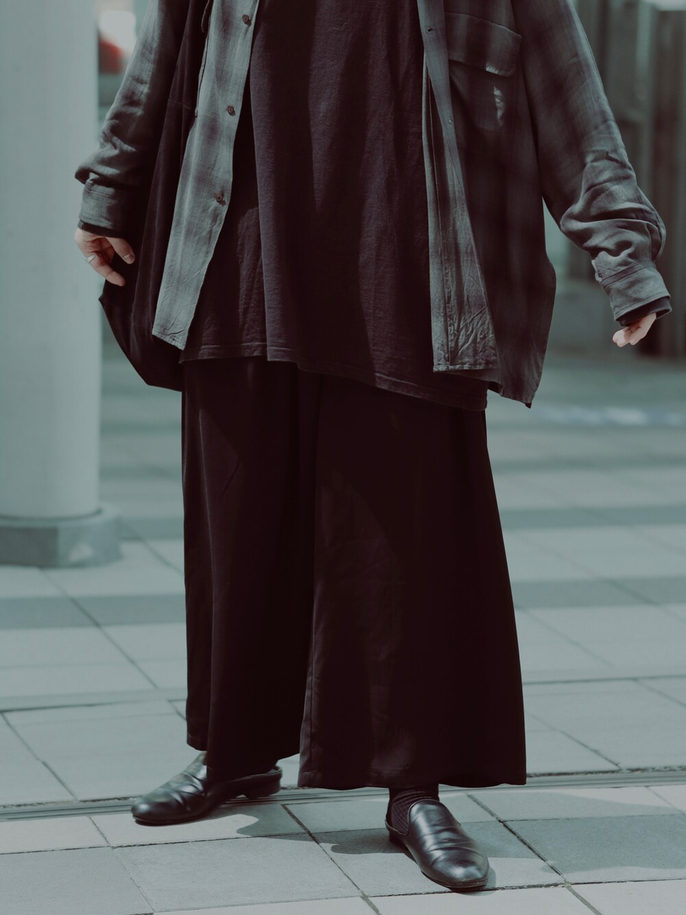 ブラック系のシャツ/ブラウス、ブラック系のTシャツ/カットソー、ブラック系のスカートを着用したメンズの春コーディネートの5枚目の写真