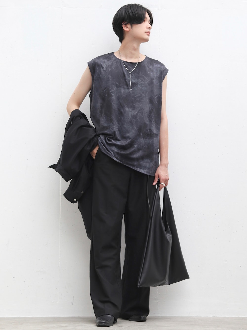 ブラック系のシャツ/ブラウス、ブラック系のタンクトップ、ブラック系のパンツを着用したメンズの夏コーディネートの2枚目の写真