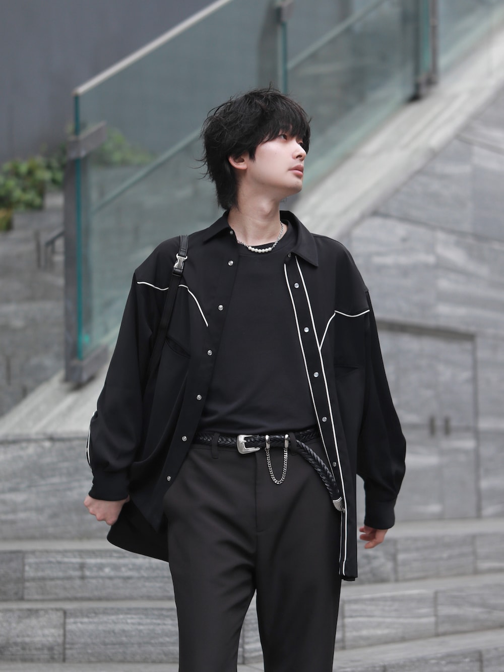 ブラック系のシャツ/ブラウス、ブラック系のショルダーバッグ、シルバー系のネックレスを着用したメンズの春コーディネートの4枚目の写真