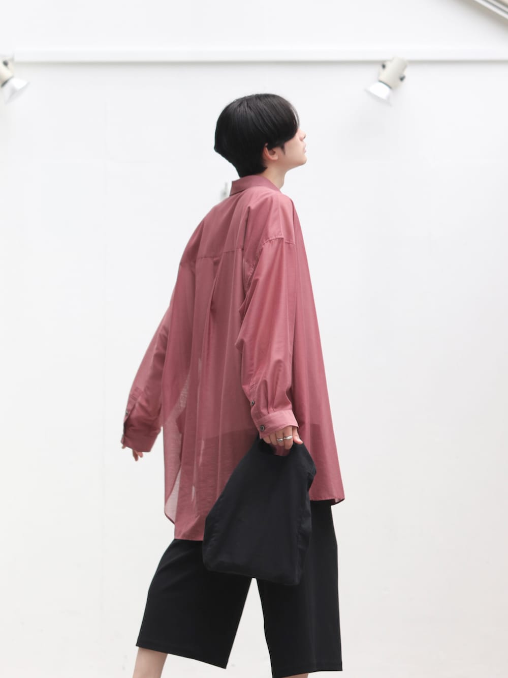 ピンク系のシャツ/ブラウス、ホワイト系のタンクトップ、ブラック系のその他パンツを着用したメンズの夏コーディネートの5枚目の写真