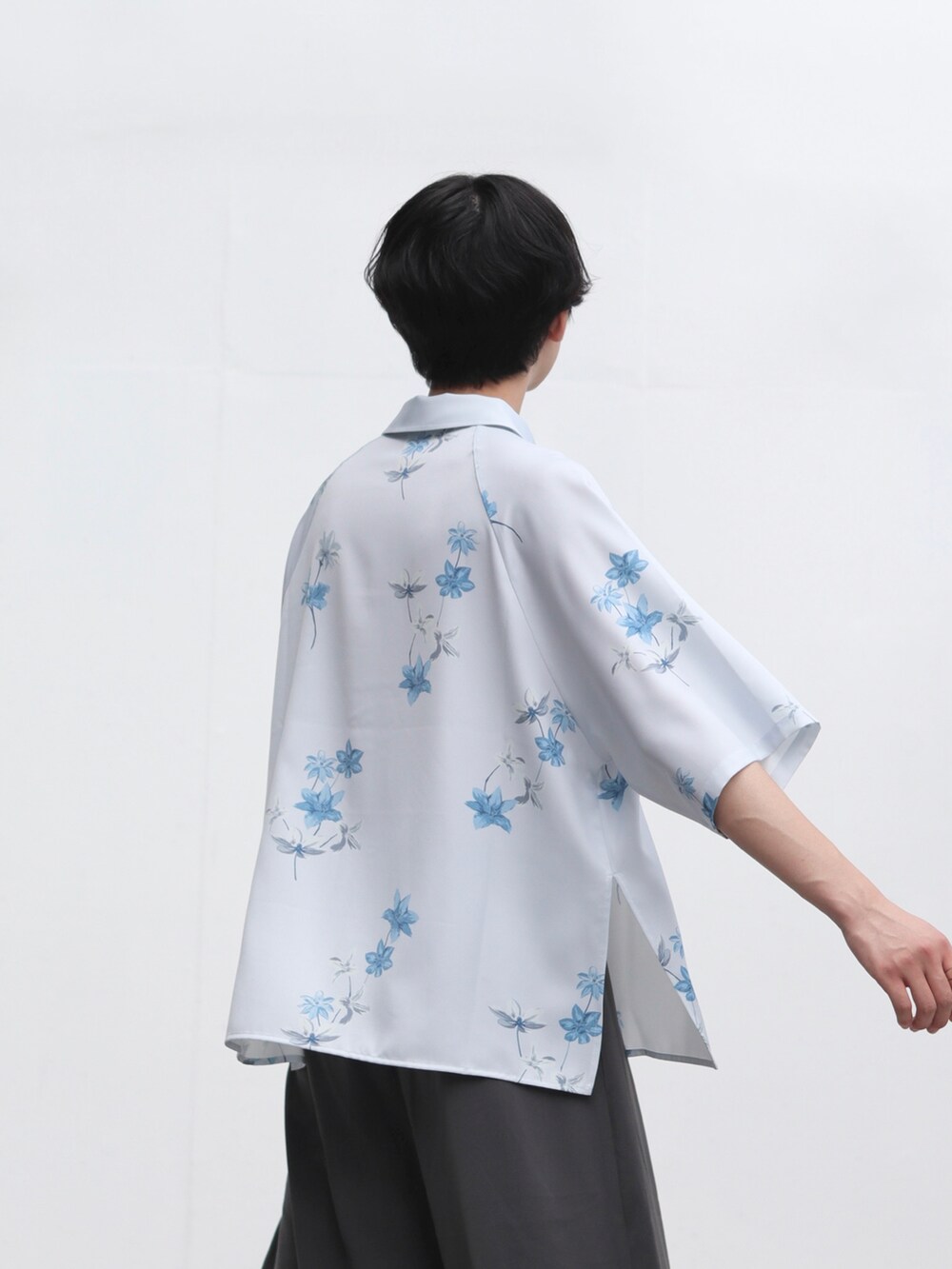 グレー系のスカート、ブラック系のブーツ、ブラック系のトートバッグを着用したメンズの夏コーディネートの4枚目の写真