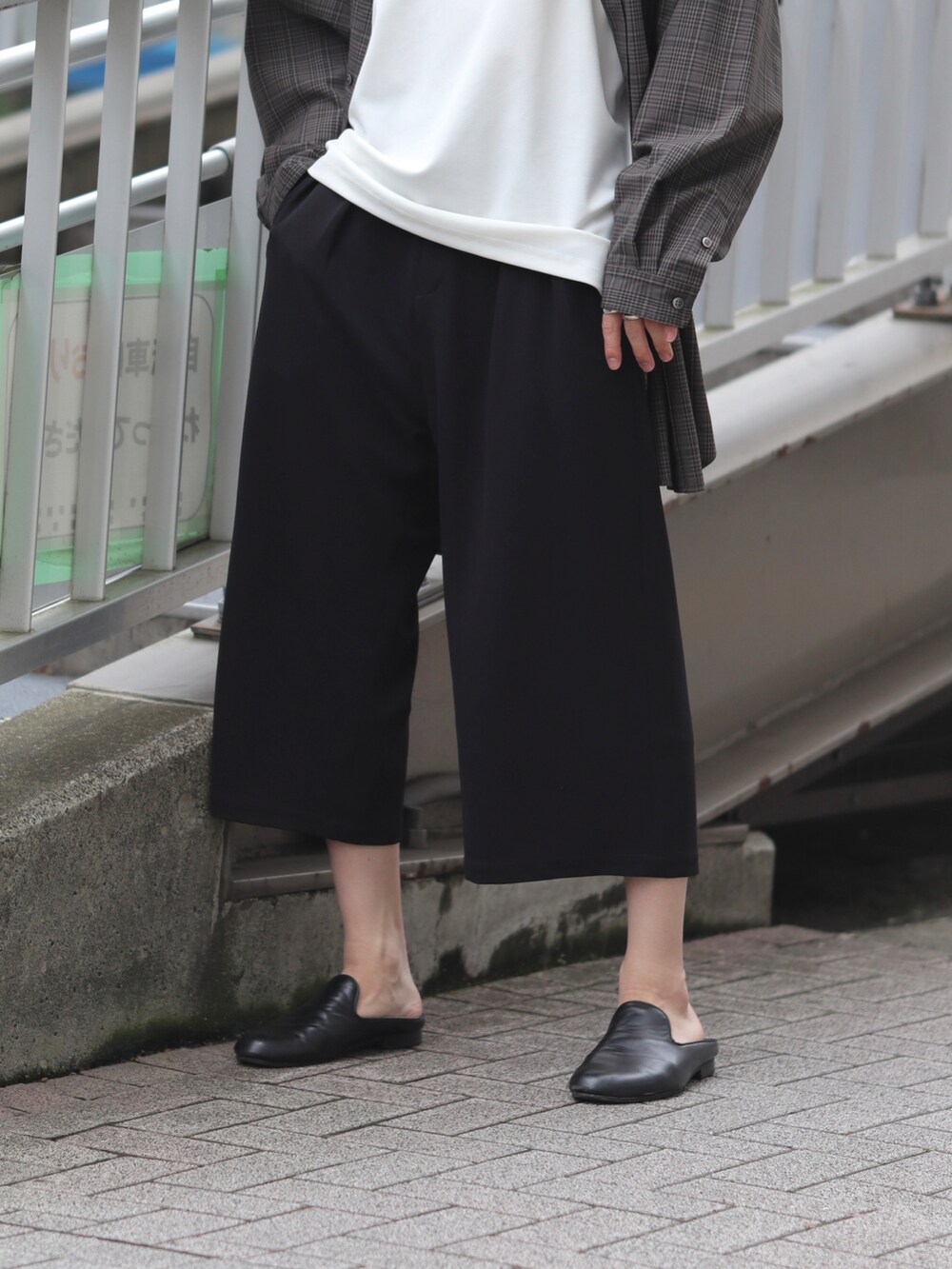 ブラウン系のシャツ/ブラウス、ホワイト系のTシャツ/カットソー、ブラック系のその他パンツを着用したメンズの春コーディネートの4枚目の写真