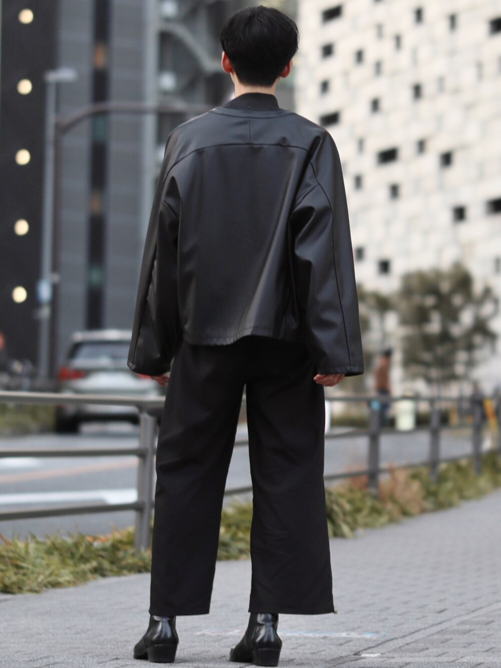 ブラック系のブルゾン、ブラック系のTシャツ/カットソー、ブラック系のその他パンツを着用したメンズの冬コーディネートの2枚目の写真