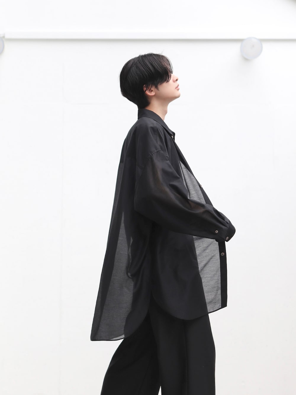 ブラック系のシャツ/ブラウス、ブラック系のタンクトップ、ブラック系のパンツを着用したメンズの夏コーディネートの4枚目の写真