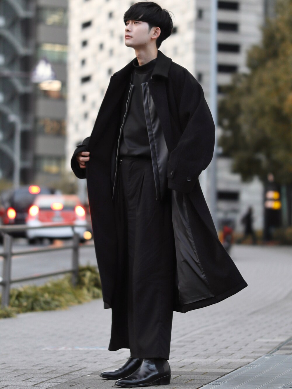 ブラック系のブルゾン、ブラック系のTシャツ/カットソー、ブラック系のその他パンツを着用したメンズの冬コーディネートの3枚目の写真