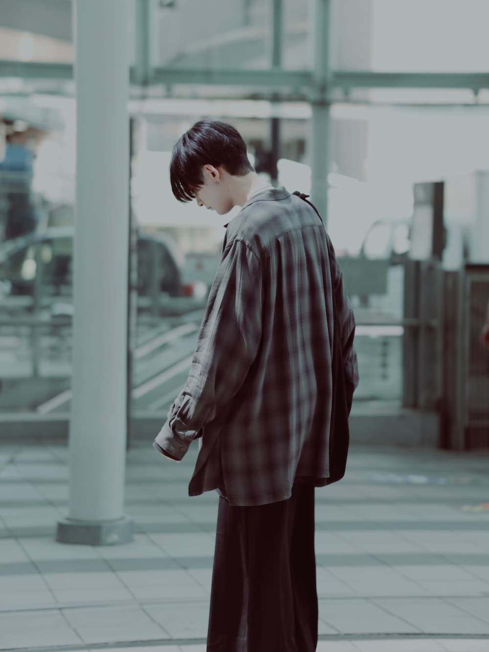 ブラック系のシャツ/ブラウス、ブラック系のTシャツ/カットソー、ブラック系のスカートを着用したメンズの春コーディネートの4枚目の写真