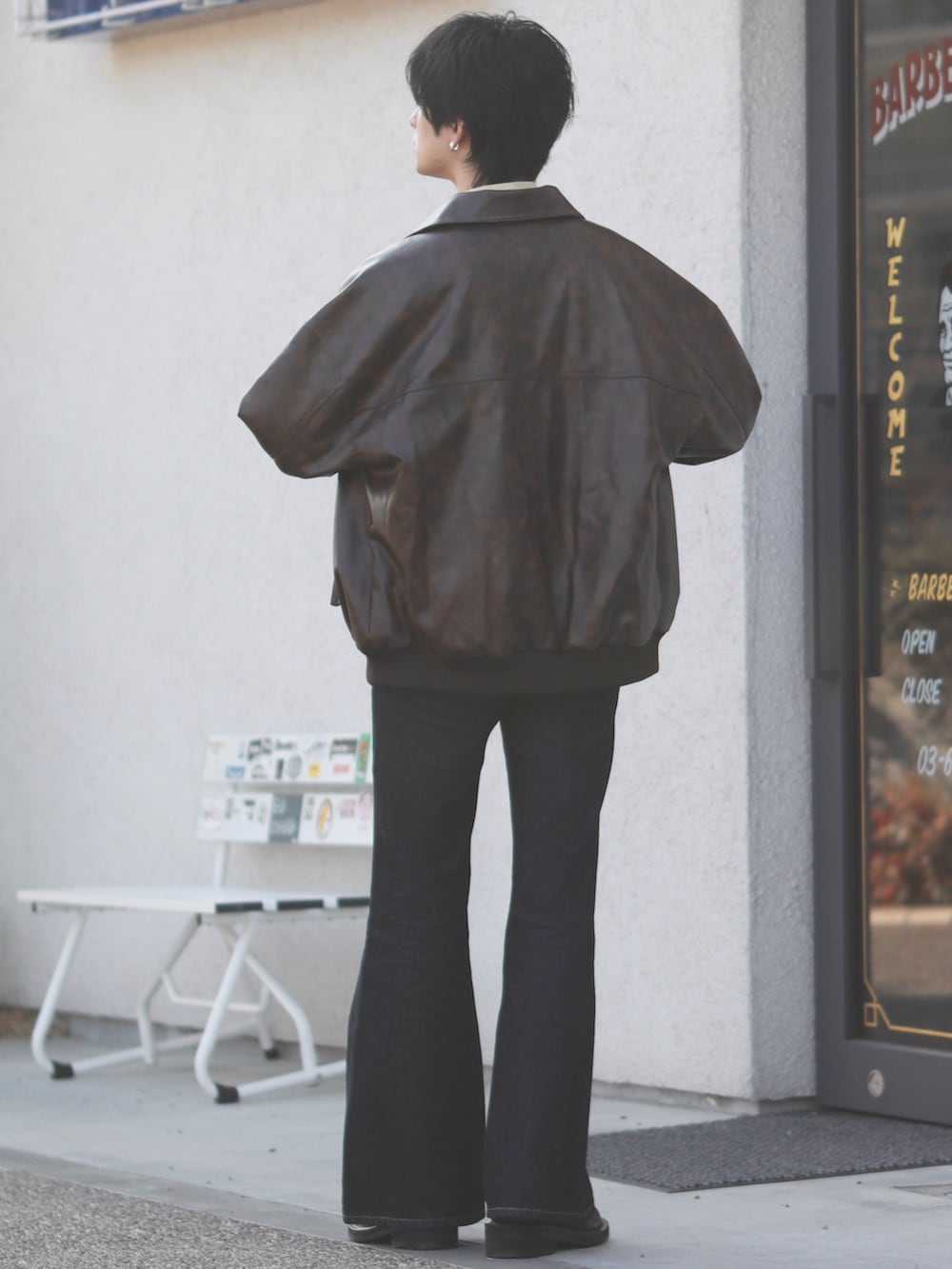 ブラウン系のブルゾン、イエロー系のシャツ/ブラウス、ブルー系のデニムパンツを着用したメンズの春コーディネートの3枚目の写真