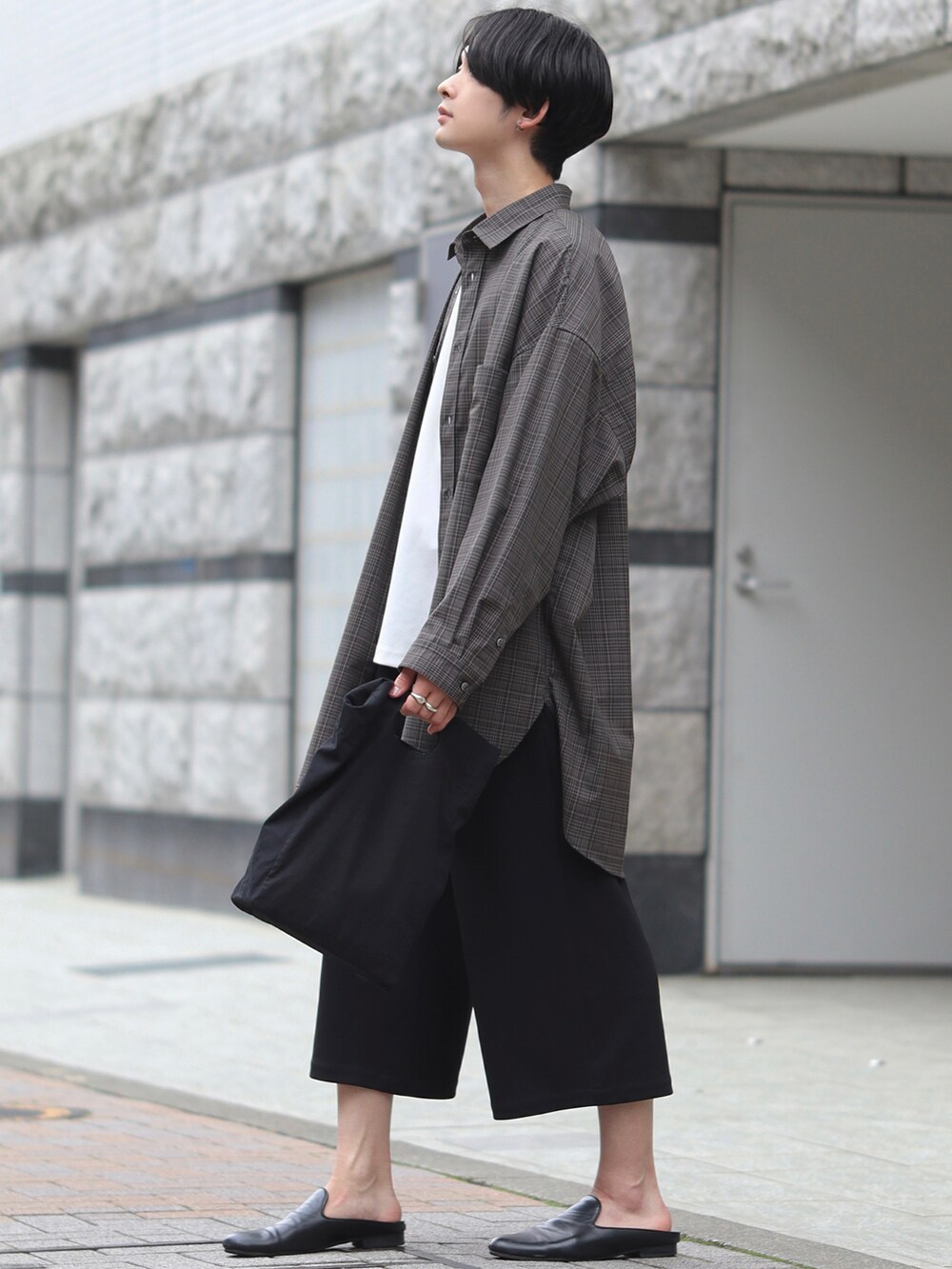 ブラウン系のシャツ/ブラウス、ホワイト系のTシャツ/カットソー、ブラック系のその他パンツを着用したメンズの春コーディネートの2枚目の写真