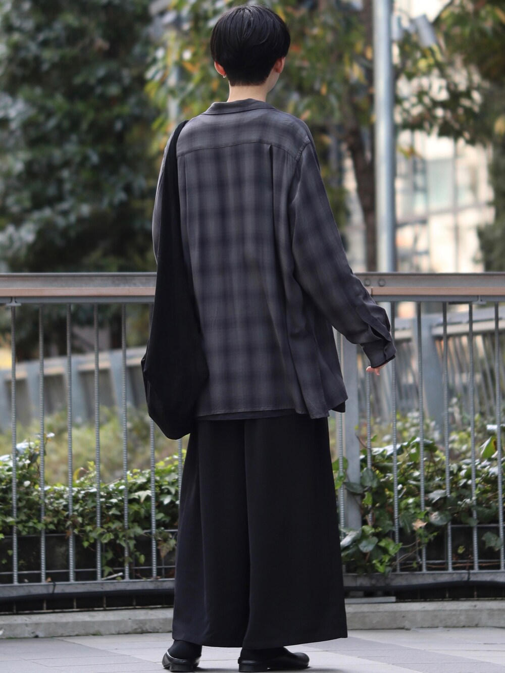 ブラック系のシャツ/ブラウス、ブラック系のTシャツ/カットソー、ブラック系のスカートを着用したメンズの春コーディネートの3枚目の写真