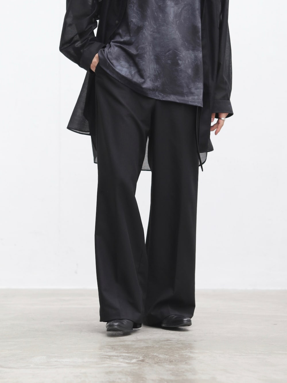 ブラック系のシャツ/ブラウス、ブラック系のタンクトップ、ブラック系のパンツを着用したメンズの夏コーディネートの3枚目の写真