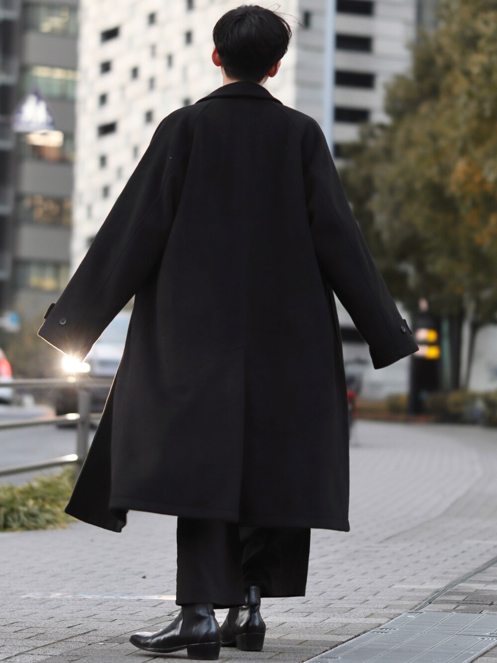 ブラック系のブルゾン、ブラック系のTシャツ/カットソー、ブラック系のその他パンツを着用したメンズの冬コーディネートの4枚目の写真