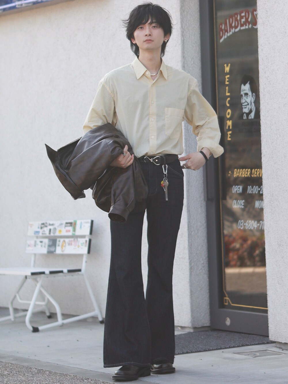 ブラウン系のブルゾン、イエロー系のシャツ/ブラウス、ブルー系のデニムパンツを着用したメンズの春コーディネートの4枚目の写真