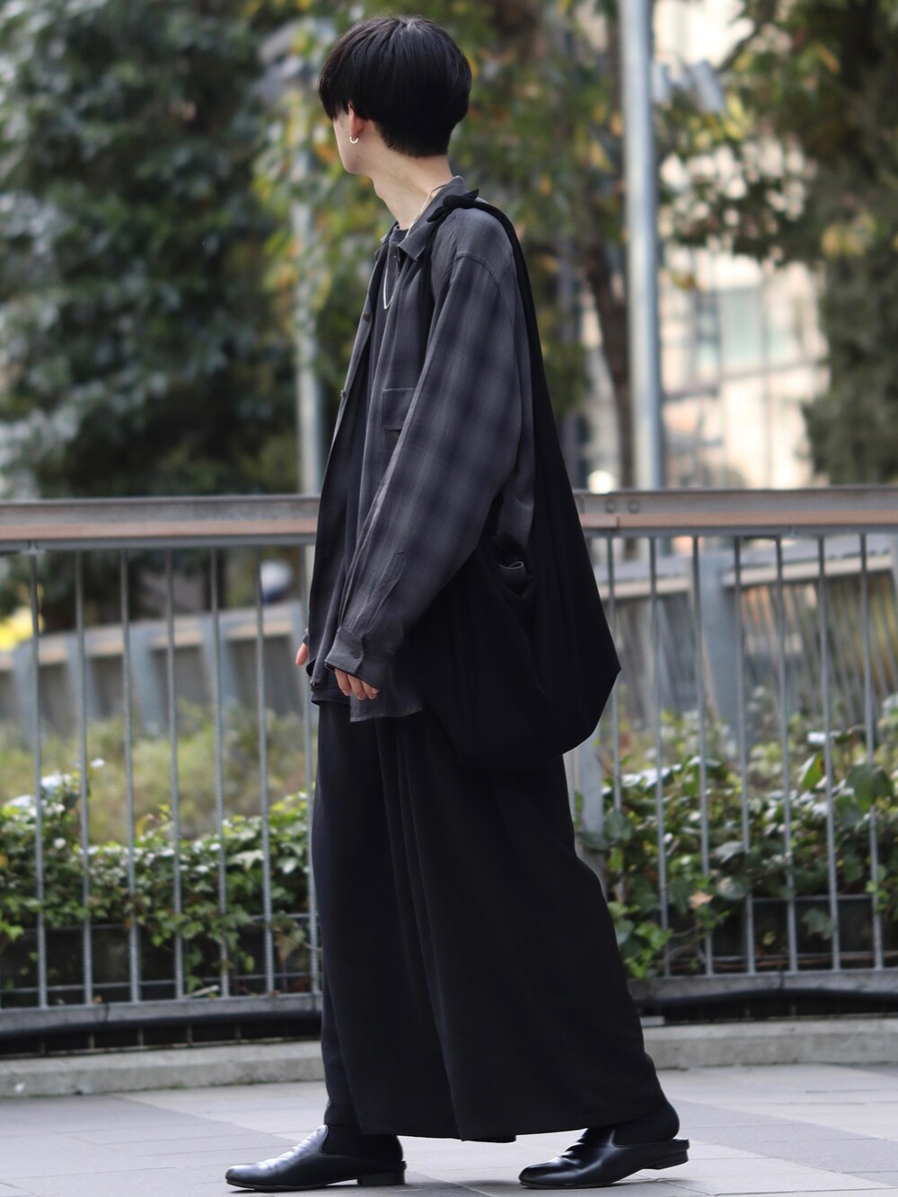 ブラック系のシャツ/ブラウス、ブラック系のTシャツ/カットソー、ブラック系のスカートを着用したメンズの春コーディネートの2枚目の写真