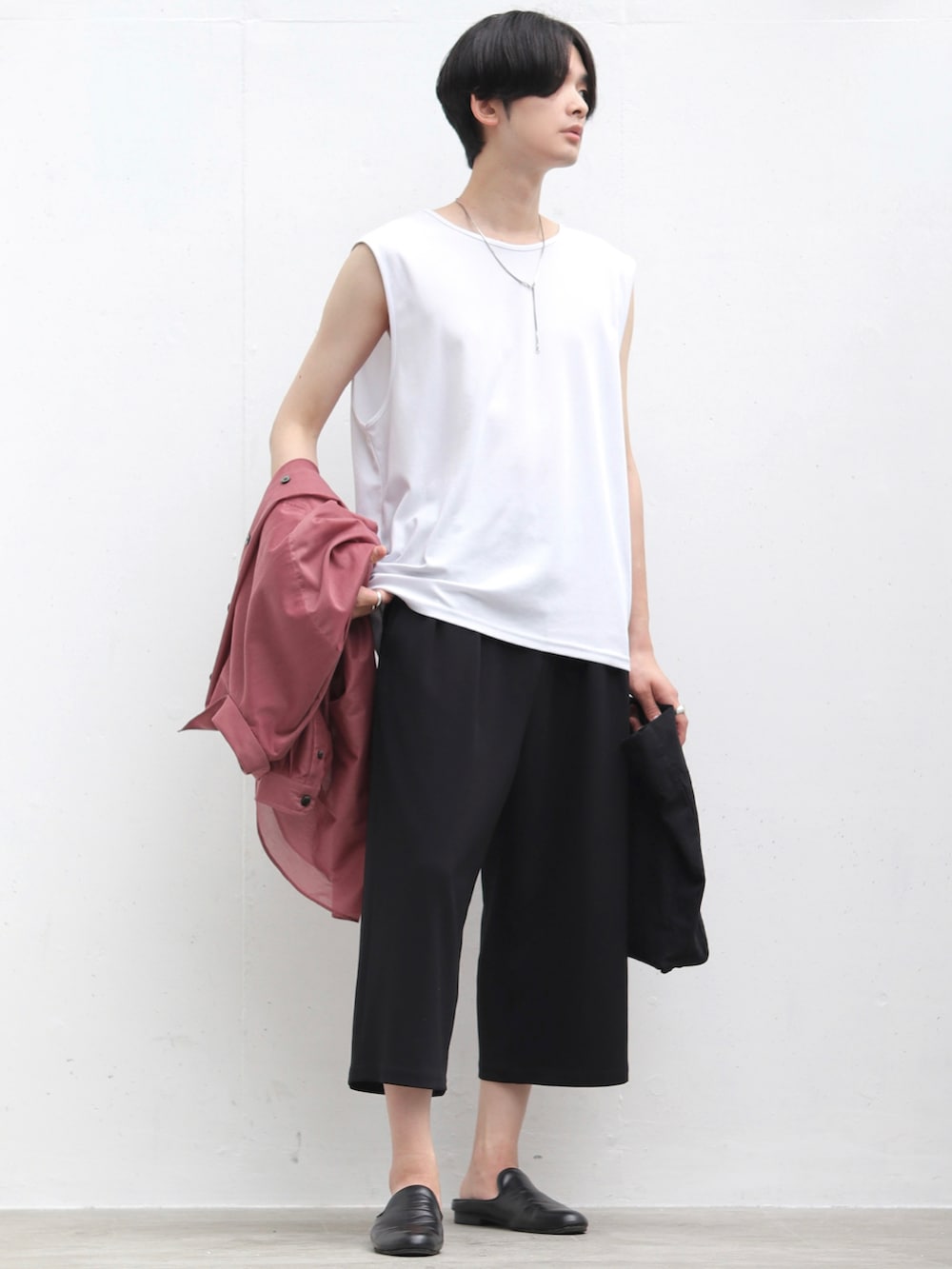 ピンク系のシャツ/ブラウス、ホワイト系のタンクトップ、ブラック系のその他パンツを着用したメンズの夏コーディネートの3枚目の写真