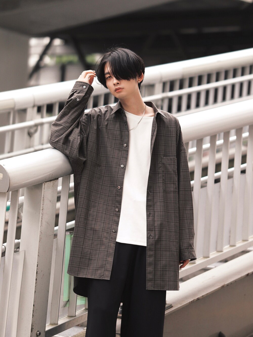 ブラウン系のシャツ/ブラウス、ホワイト系のTシャツ/カットソー、ブラック系のその他パンツを着用したメンズの春コーディネートの5枚目の写真
