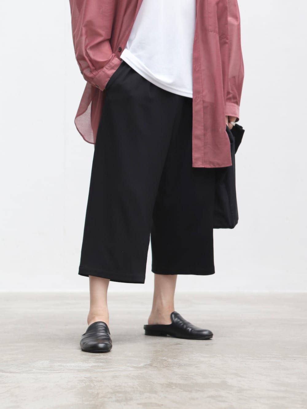 ピンク系のシャツ/ブラウス、ホワイト系のタンクトップ、ブラック系のその他パンツを着用したメンズの夏コーディネートの4枚目の写真