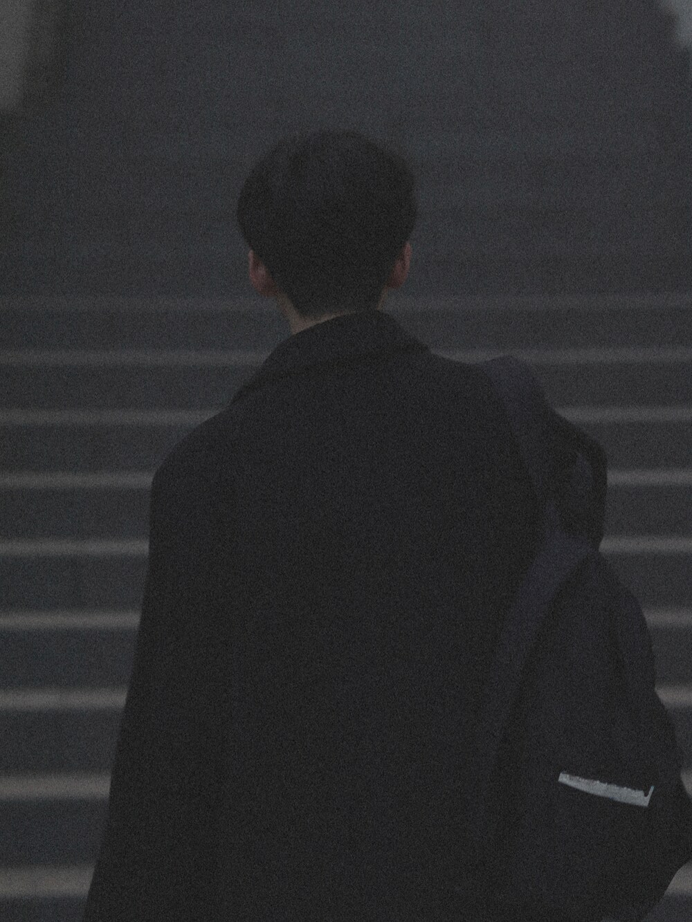 ブラック系のブルゾン、ブラック系のTシャツ/カットソー、ブラック系のその他パンツを着用したメンズの冬コーディネートの5枚目の写真