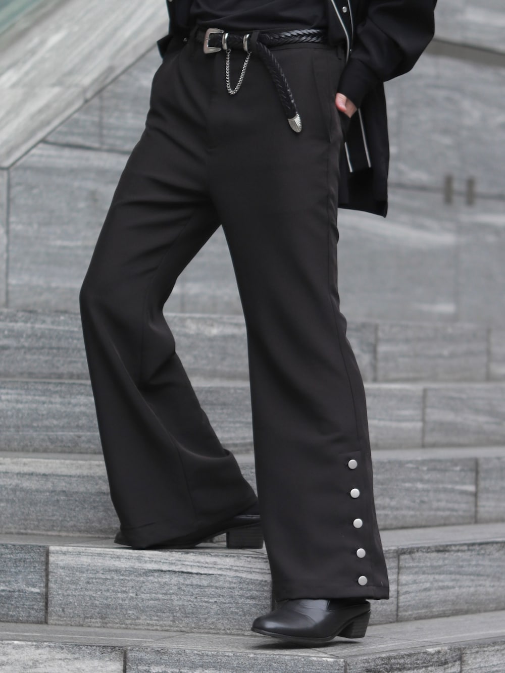 ブラック系のシャツ/ブラウス、ブラック系のショルダーバッグ、シルバー系のネックレスを着用したメンズの春コーディネートの5枚目の写真