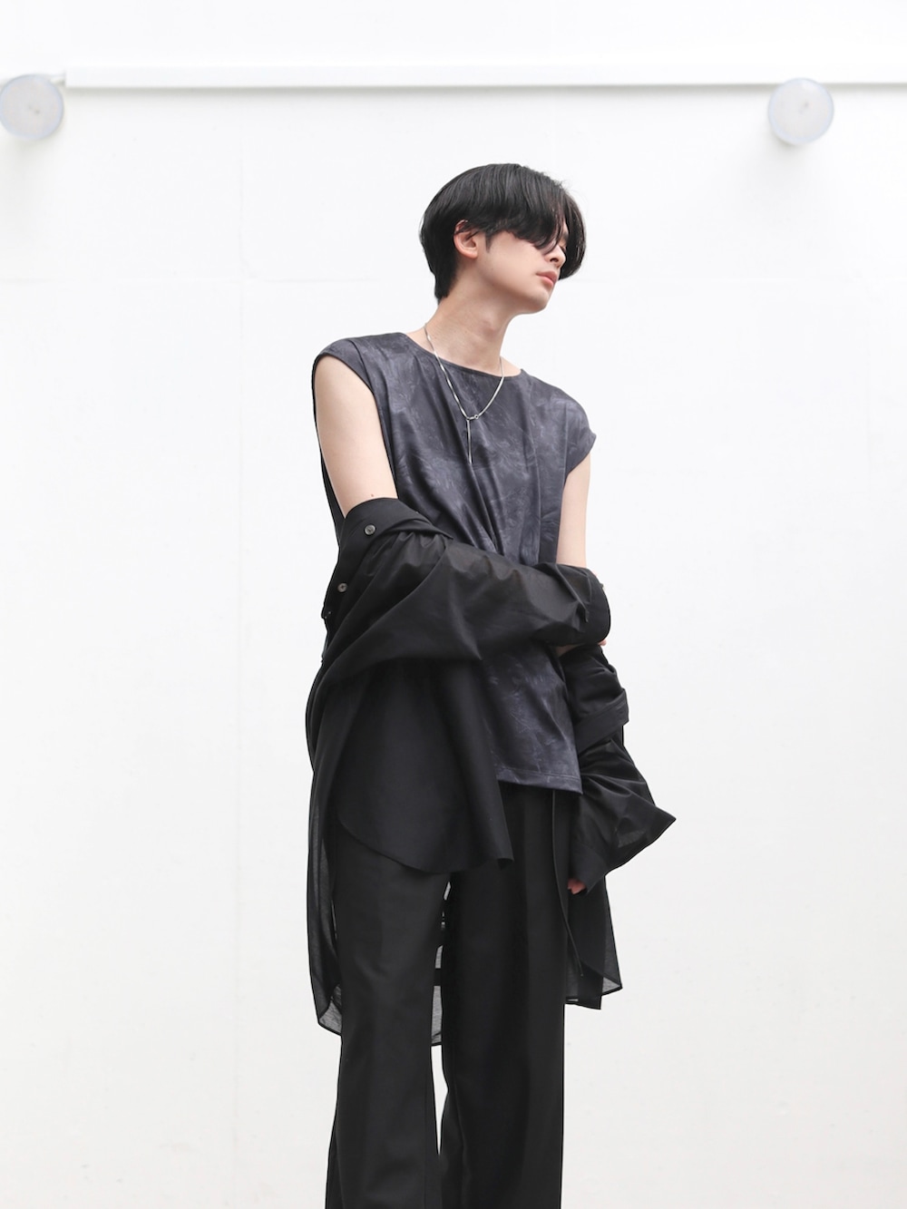 ブラック系のシャツ/ブラウス、ブラック系のタンクトップ、ブラック系のパンツを着用したメンズの夏コーディネートの5枚目の写真