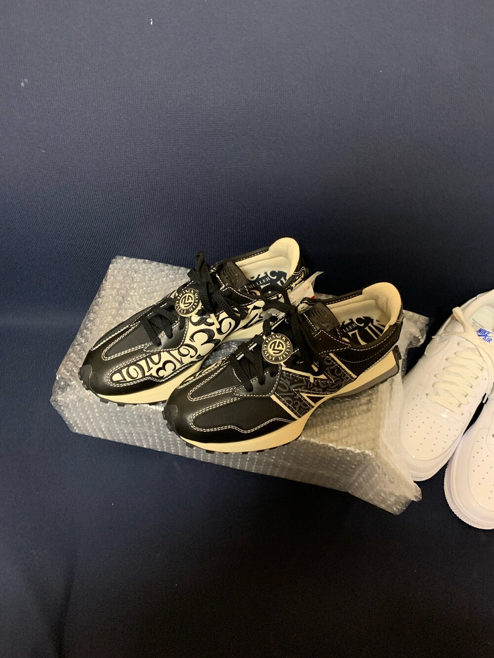 ブラック系のスニーカー、ブラック系のスニーカーを着用したメンズの冬コーディネートの2枚目の写真