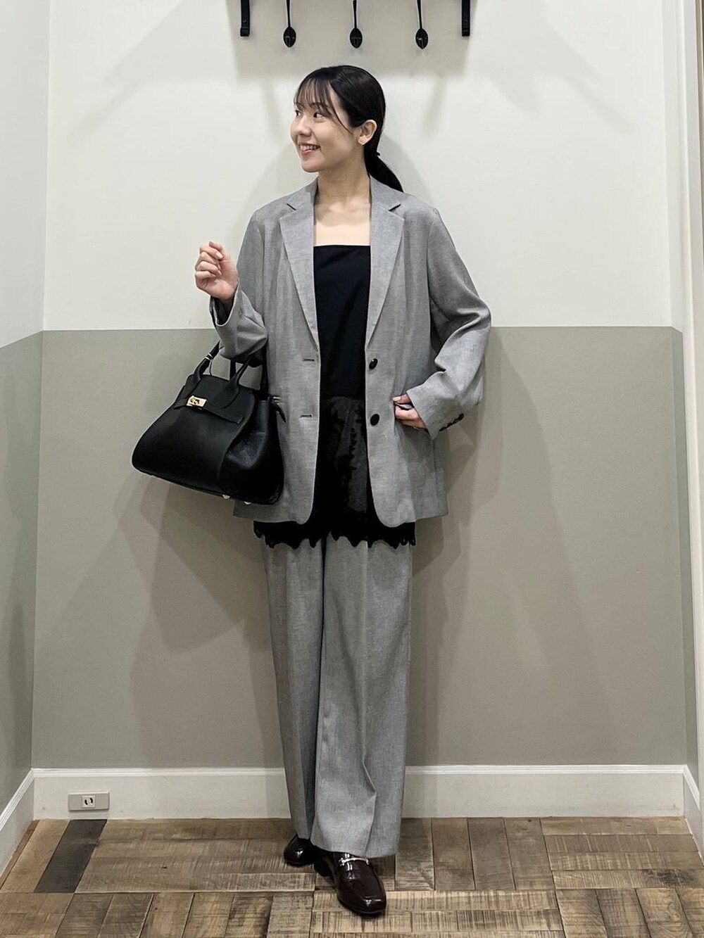 ブラック系のキャミソール、ブラック系のノーカラージャケット、ブラック系のその他パンツを着用したレディースの春コーディネートの5枚目の写真